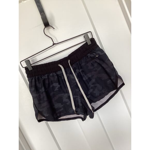 Vuori‎ women's clementine shorts black watercolor camo athletic gym - Picture 3 of 13
